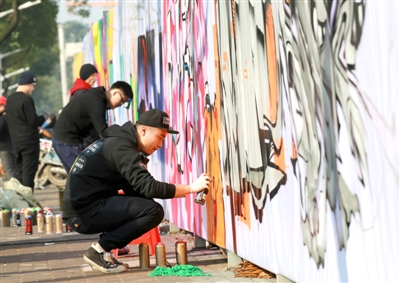 江南城區(qū)臨沅路上，涂鴉愛好者正在進(jìn)行街頭涂鴉藝術(shù)創(chuàng)作