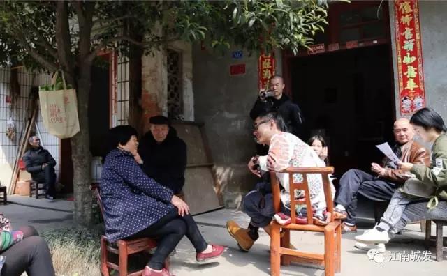 △ 趙明——“這次創(chuàng)作強(qiáng)調(diào)在地性、紀(jì)念性與參與性。我們針對問卷，以外來人的身份，來介入、想象生活在此地的居民，他們發(fā)生的故事和曾經(jīng)的生活狀態(tài)?！? data-=
