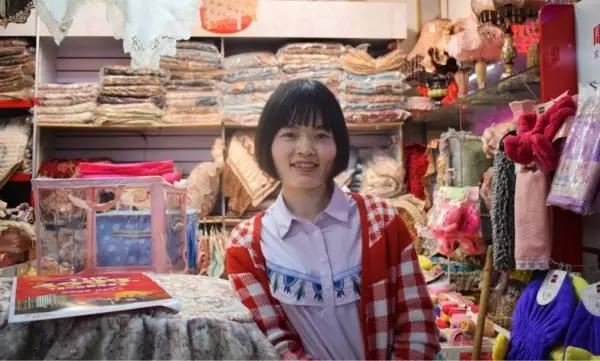 “就算現(xiàn)在橋南市場(chǎng)的經(jīng)濟(jì)一直在后退，可我覺(jué)得它是永遠(yuǎn)不會(huì)倒閉的?！保v